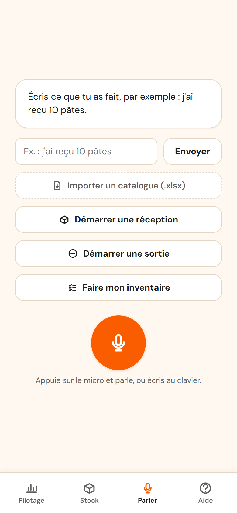 Écran Parler de Stovo sur fond crème, avec l'invite « Écris ce que tu as fait, par exemple : j'ai reçu 10 pâtes », un champ de texte et un bouton Envoyer, les boutons Importer un catalogue, Démarrer une réception, Démarrer une sortie et Faire mon inventaire, puis un grand bouton microphone rond orange en bas de l'écran.